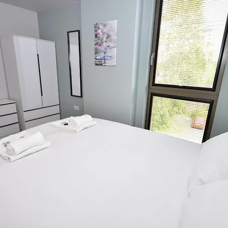 Modern & Bright 2 Bed Nr Old Trafford Manchester
