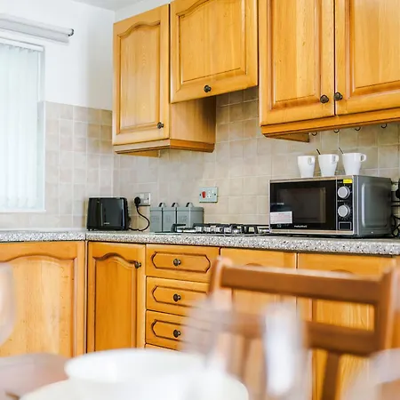 2 Bedroom House, Sleeps 4, Free Parking, Fast Wi-fi