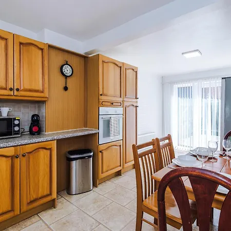Daire 2 Bedroom House, Sleeps 4, Free Parking, Fast Wi-fi Manchester