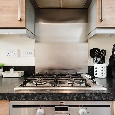 2 Bed Salford L Free Private Parking L Contractors & Families L Sleeps 4 L Free 1 Hr Early Check-in Апартаменты