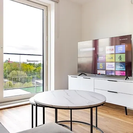2br Near Old Trafford Balcony, Water View ,parking&gym Manchester