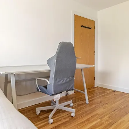2br Near Old Trafford Balcony, Water View ,parking&gym Daire Manchester