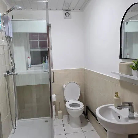 Cosy 2-bed Near Centre