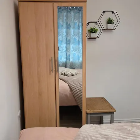 Cosy 2-bed Near Centre
