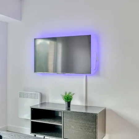 Manchester, Eccles 2 Bedroom & 1 Bedroom Apartments, Close To Old Trafford, Salford, Apartmán *