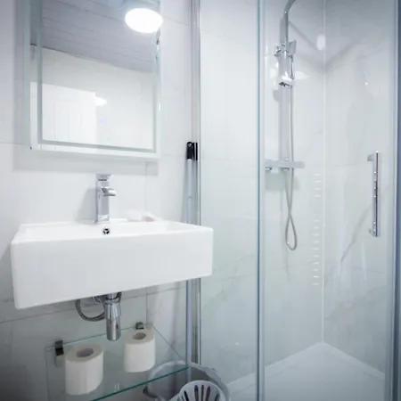 Stylish Newly Refurbished 2br Flat In *
