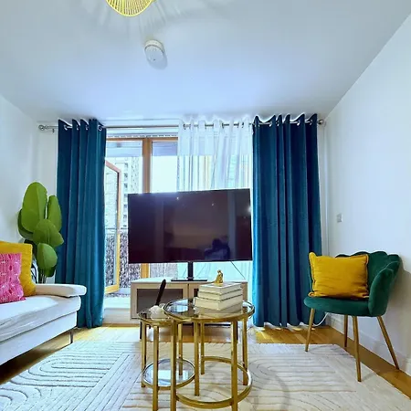 Elite Serviced 2br Balcony Centre