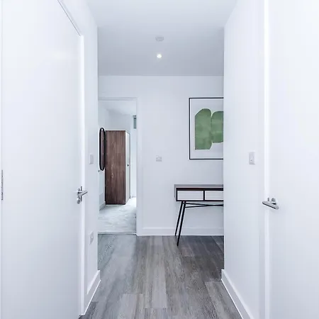 Stylish 2br In Centre *