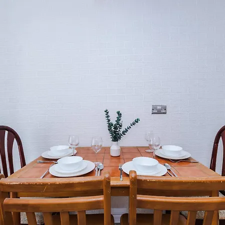 Daire 2 Bedroom House, Sleeps 4, Free Parking, Fast Wi-fi *