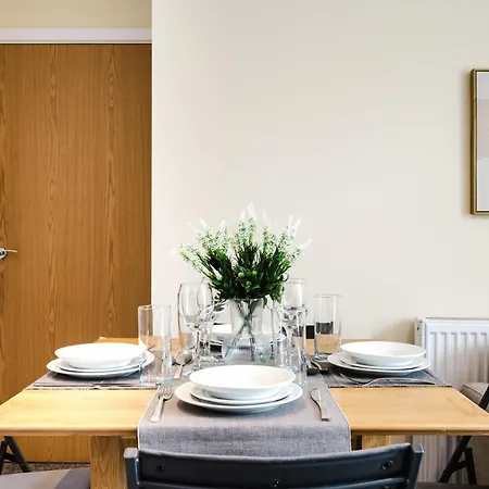 2 Bed Salford L Free Private Parking L Contractors & Families L Sleeps 4 L Free 1 Hr Early Check-in