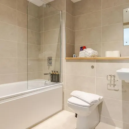 2br Near Old Trafford Balcony, Water View ,parking&gym *