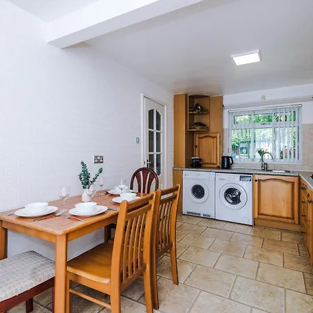 2 Bedroom House, Sleeps 4, Free Parking, Fast Wi-fi Manchester