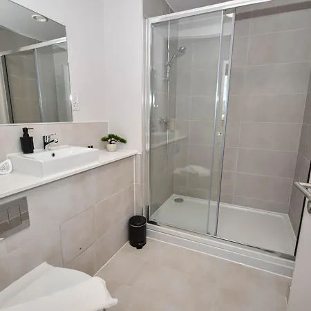 Modern & Bright 2 Bed Nr Old Trafford *