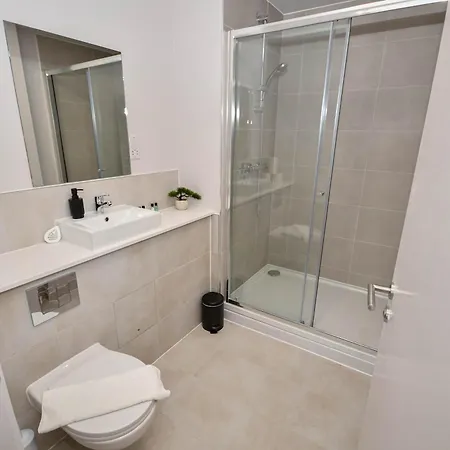 Modern & Bright 2 Bed Nr Old Trafford Daire *
