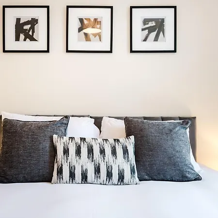 2 Bed Salford L Free Private Parking L Contractors & Families L Sleeps 4 L Free 1 Hr Early Check-in