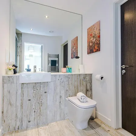 Stylish And Spacious 2bdr Flat *