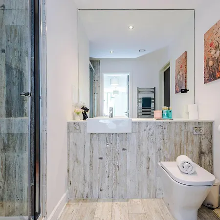 Stylish And Spacious 2bdr Flat Appartement *