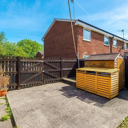 2 Bedroom House, Sleeps 4, Free Parking, Fast Wi-fi * Manchester