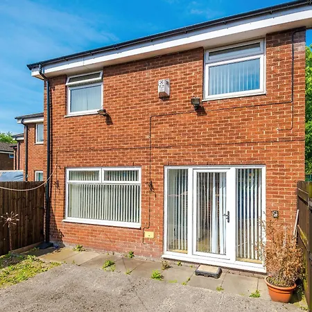 2 Bedroom House, Sleeps 4, Free Parking, Fast Wi-fi Manchester
