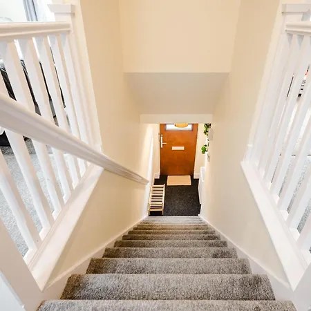 2 Bed Salford L Free Private Parking L Contractors & Families L Sleeps 4 L Free 1 Hr Early Check-in * Манчестер
