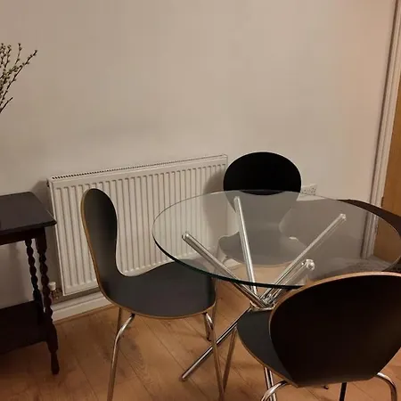 Modern Cozy With Free Parking Near Centre
