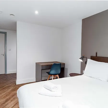 Convenient 3bed Flat W Security דירה מנצ'סטר