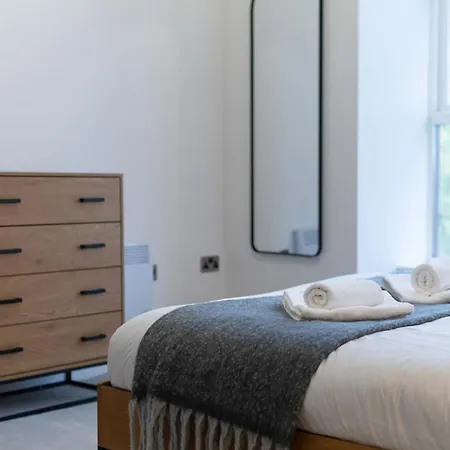 Contemporary 2 Bedroom In *