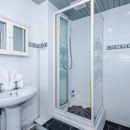 Daire 2 Bedroom House, Sleeps 4, Free Parking, Fast Wi-fi *