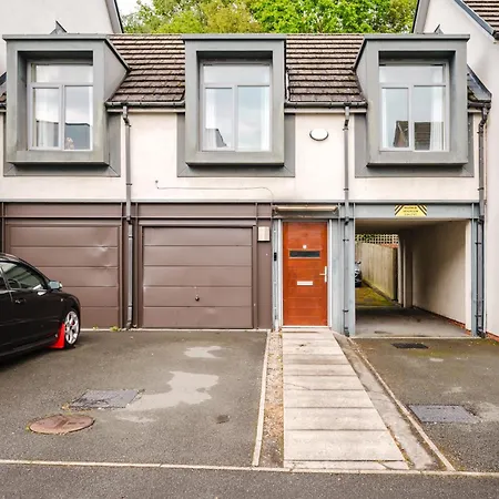 2 Bed Salford L Free Private Parking L Contractors & Families L Sleeps 4 L Free 1 Hr Early Check-in *