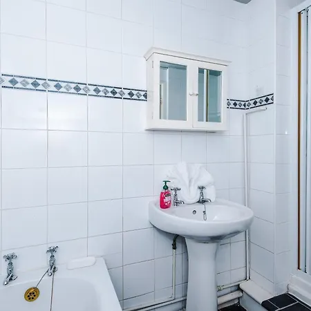 2 Bedroom House, Sleeps 4, Free Parking, Fast Wi-fi Daire