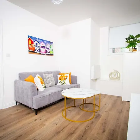 Stylish Newly Refurbished 2br Flat In *