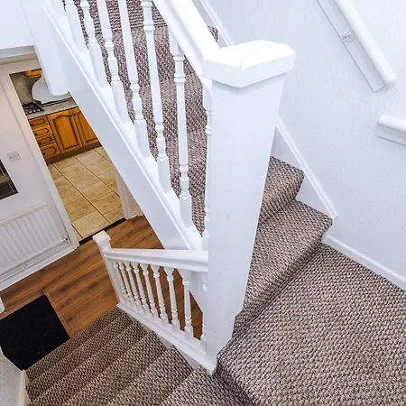 Daire 2 Bedroom House, Sleeps 4, Free Parking, Fast Wi-fi *