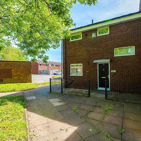 2 Bedroom House, Sleeps 4, Free Parking, Fast Wi-fi Manchester