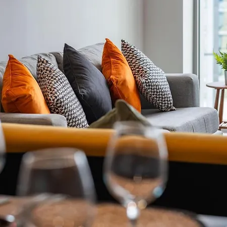Exchange | 3br Modern | *