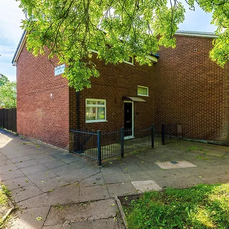 2 Bedroom House, Sleeps 4, Free Parking, Fast Wi-fi