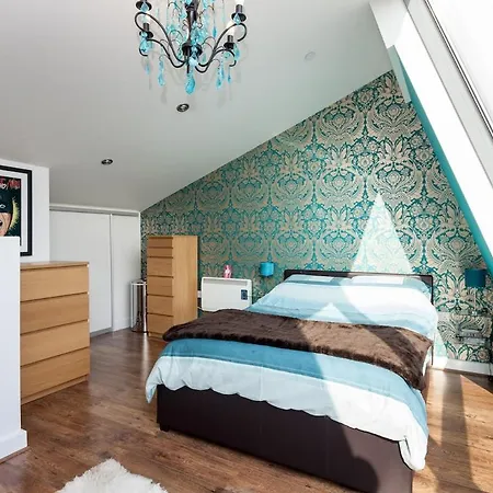 Lägenhet Spacious Duplex With Parking Manchester