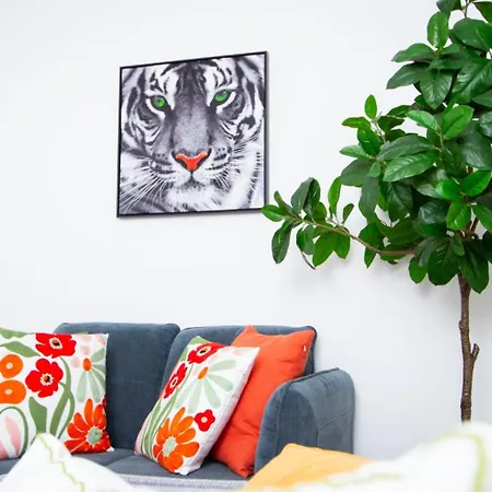 Stylish Newly Refurbished 2br Flat In *