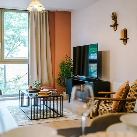 2br In - Free Parking