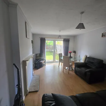 Comfortable 2 Bedroom House Manchester