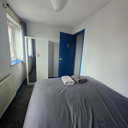 Comfortable 2 Bedroom House Manchester