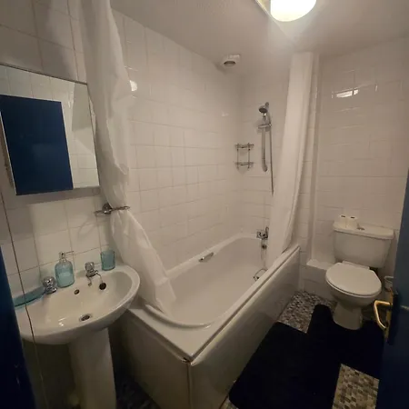 Comfortable 2 Bedroom House Manchester