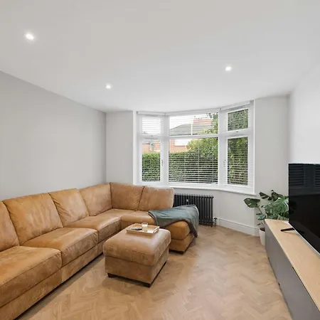 Spacious & Modern Home In Chorlton Manchester - Sleeps 5 Guests & Free Parking *