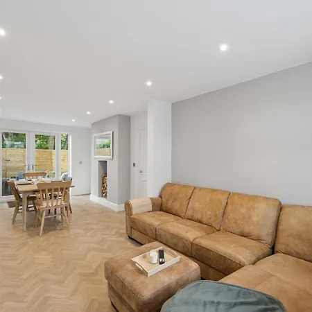 Spacious & Modern In Chorlton - Sleeps 5 Guests & Free Parking