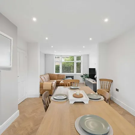 Дом отдыха Spacious & Modern Home In Chorlton Manchester - Sleeps 5 Guests & Free Parking