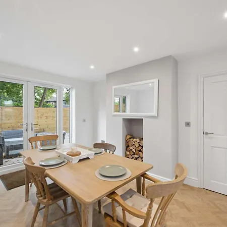Spacious & Modern Home In Chorlton Manchester - Sleeps 5 Guests & Free Parking Манчестер