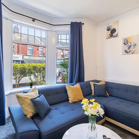 5 Bedroom House In Stretford, Manchester-sleeps Up To 13! Nyaraló