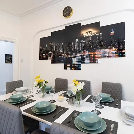 5 Bedroom House In Stretford, Manchester-sleeps Up To 13! Feriehus *