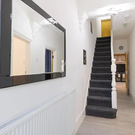 Feriehus 5 Bedroom House In Stretford, Manchester-sleeps Up To 13! Manchester