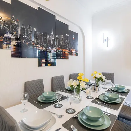 5 Bedroom House In Stretford, Manchester-sleeps Up To 13! Nyaraló