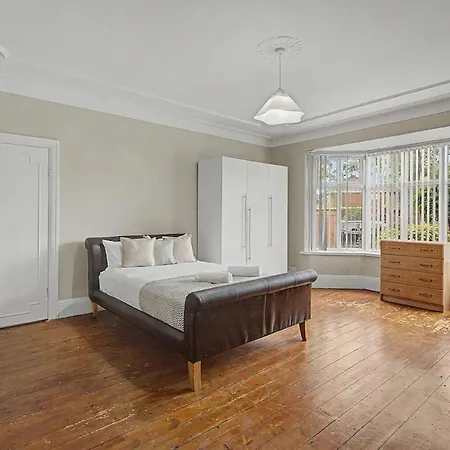 Tatil Evi 5br House, Ideal For Groups, Parking, Sleeps 10 Manchester